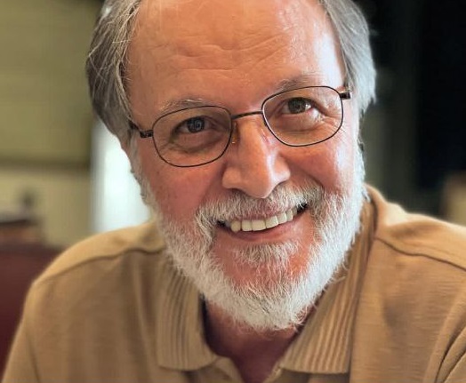 امین تارخ در حال خندیدن