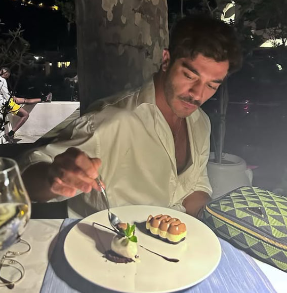 بوراک دنیز در حال غذا خوردن