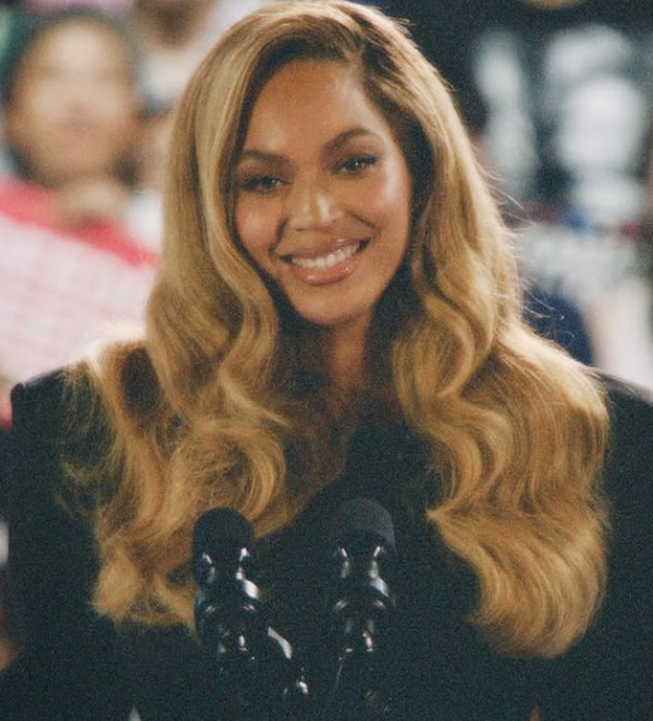 بیانسه در حال خندیدن