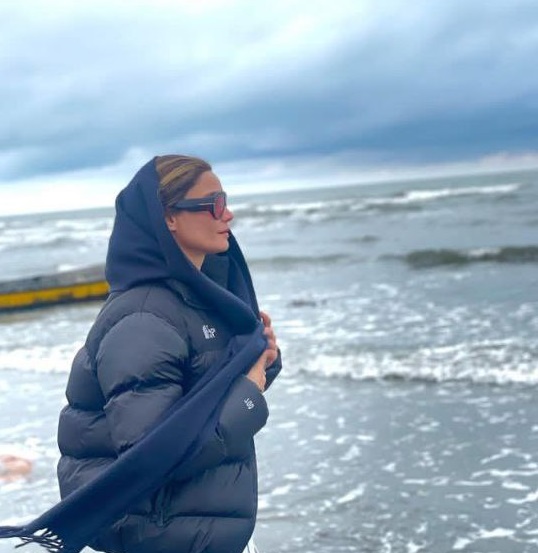 تینا آخوندتبار در کنار دریا