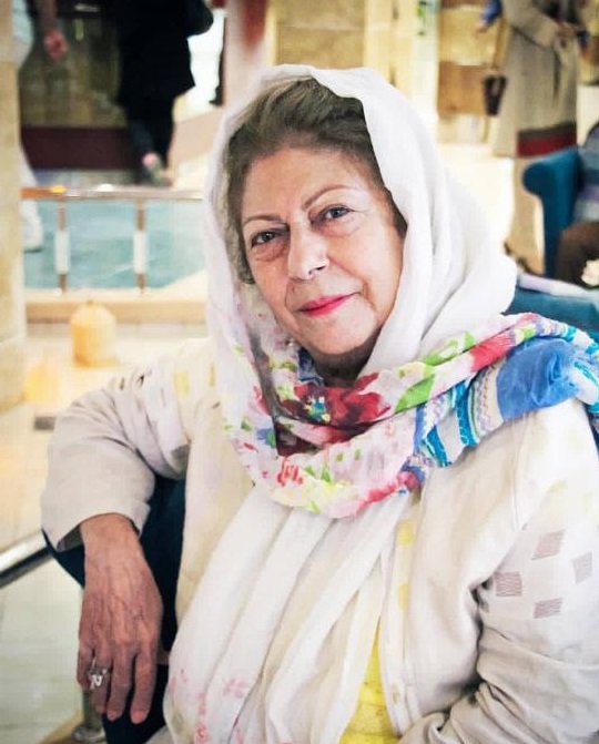 ثریا قاسمی در حال خندیدن