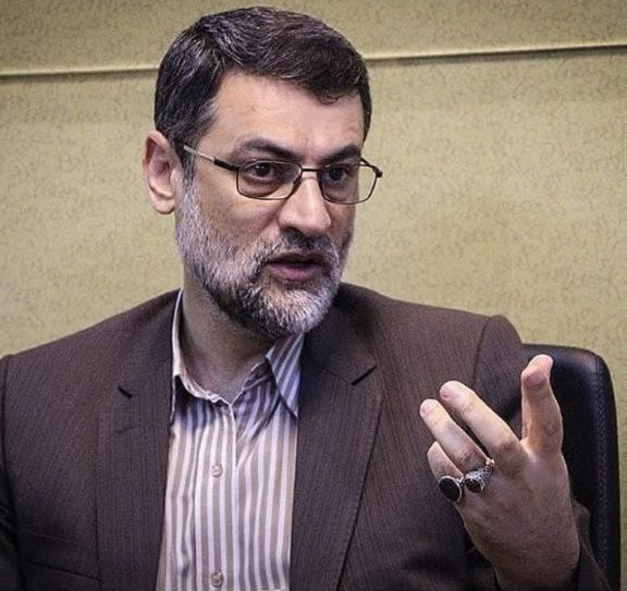 دکتر قاضی زاده هاشمی در حال سخنرانی