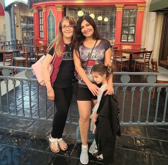 سوزان روشن با مادر و برادر زاده اش