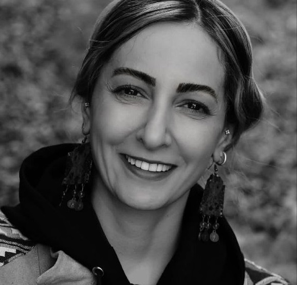 شقایق دهقان در حال خندیدن