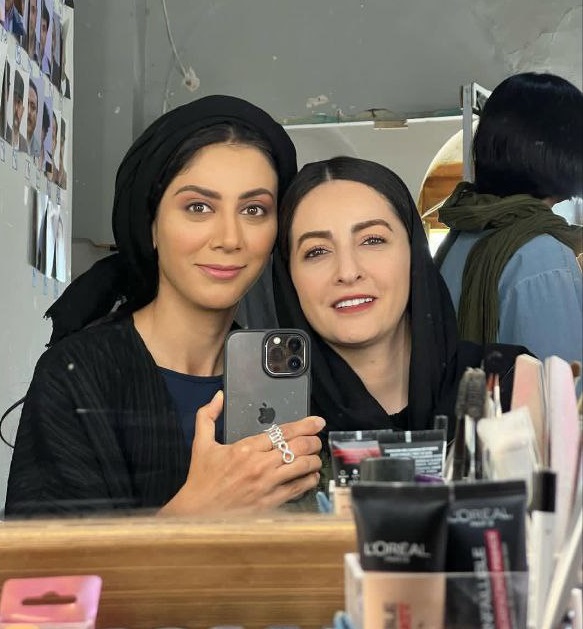 شقایق دهقان در کنار دوستش