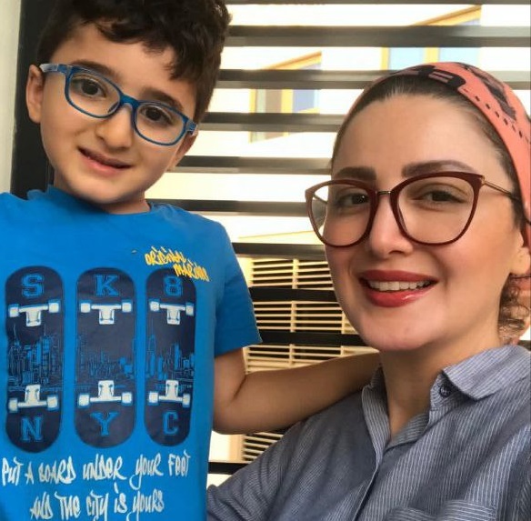شیلا خداداد در کنار پسرش