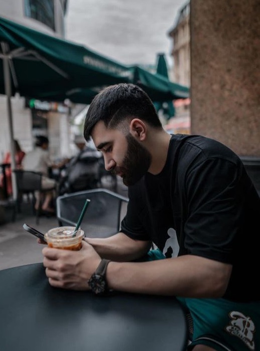 علی یاسینی در حال قهوه خوردن