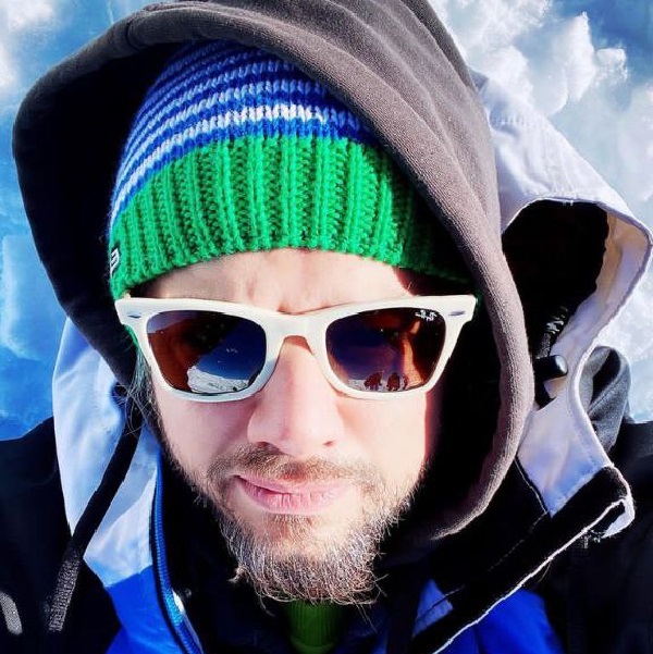 عکس علی صادقی در زمستان