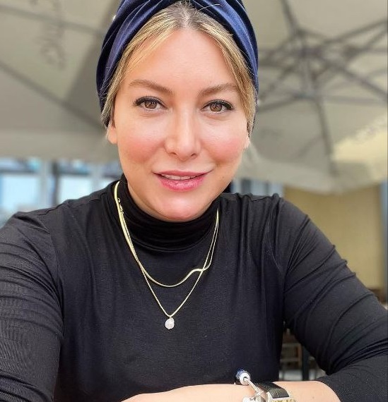 فریبا نادری در حال خندیدن