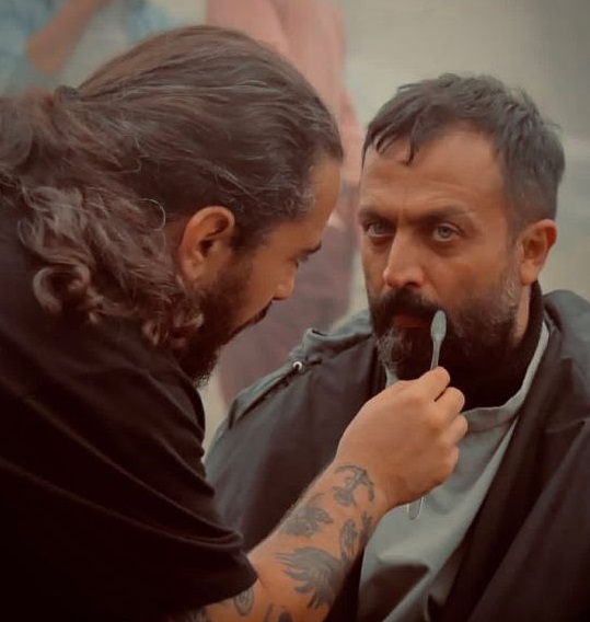 مصطفی زمانی در حال اماده شدن برای فیلمبرداری