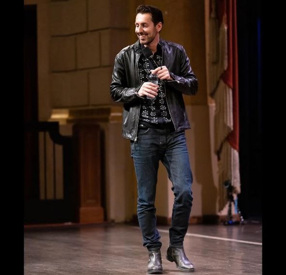 مکس امینی در حال اجرای شو