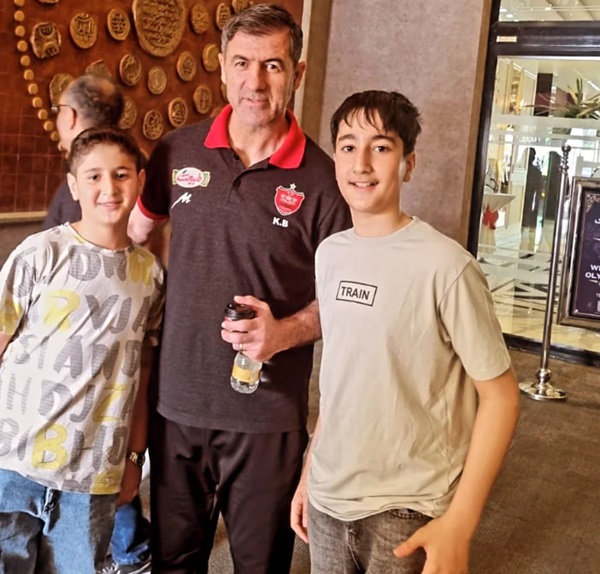 کریم باقری در کنار طرفدارانش