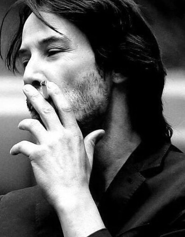 کیانو ریوز در حال سیگار کشیدن