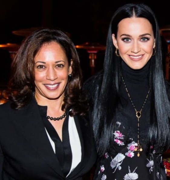 کیتی پری در کنار دوستش