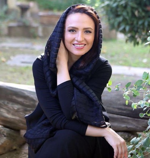 گلاره عباسی در طبیعت