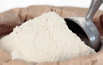 فروشنده آرد جو