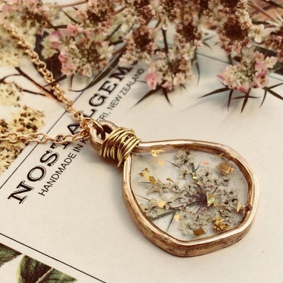 مدل گرنبند رزینی با گل خشک