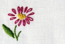 گلدوزی گل ساده روی پارچه