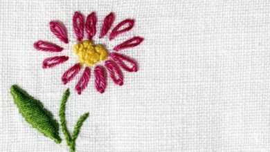 گلدوزی گل ساده روی پارچه