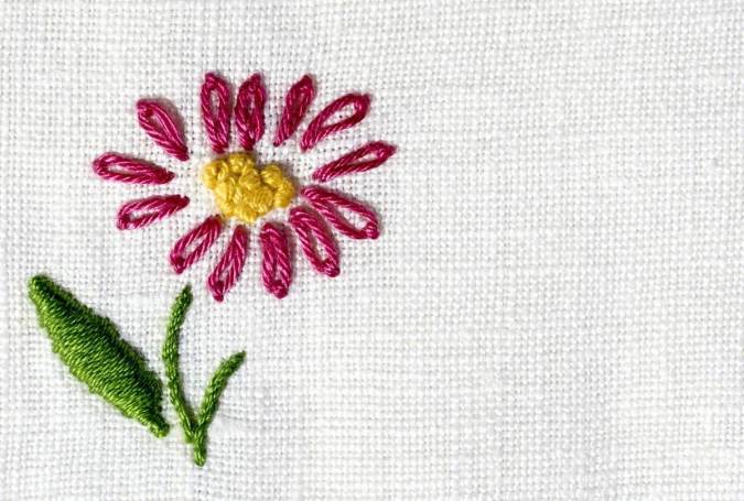 گلدوزی گل ساده روی پارچه