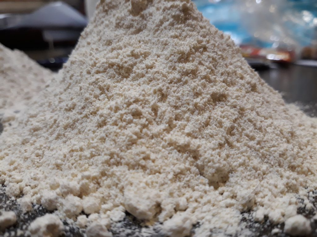 خرید و فروشانواع آرد از جمله آرد جو سبوس دار بدون کمترین ناخالصی به شرط و با کیفیت عالی