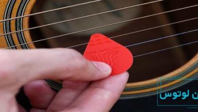 نحوه گرفتن پیک گیتار در دست