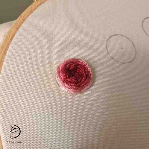 دوخت رز عنکبوتی در گلدوزی برزیلی گام هفتم