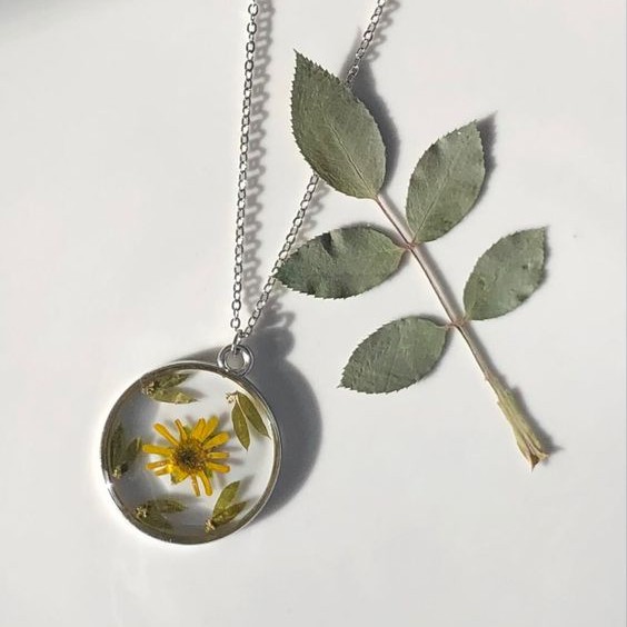 گردنبند رزینی با گل زرد