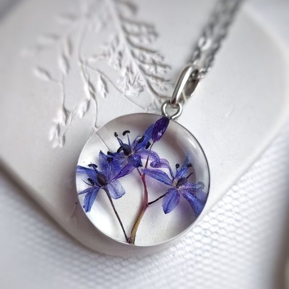 گردنبند رزینی با گل بنفش