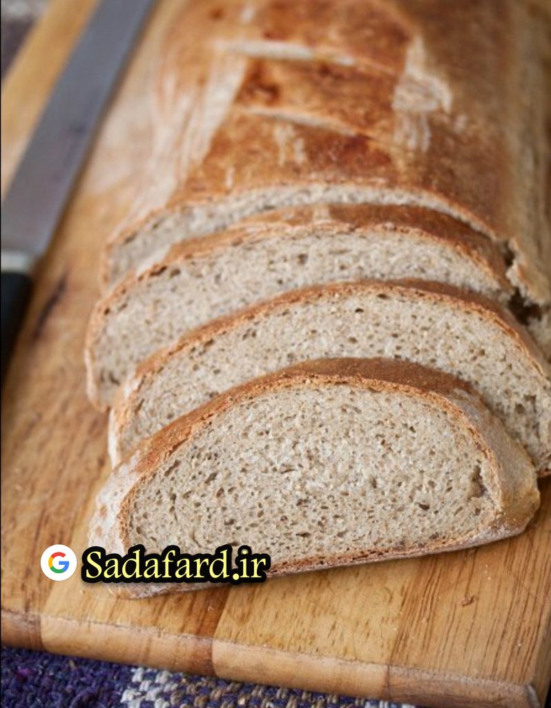 رنگ نان چاودار به دانه چاودار و عوامل رنگی بستگی دارد.