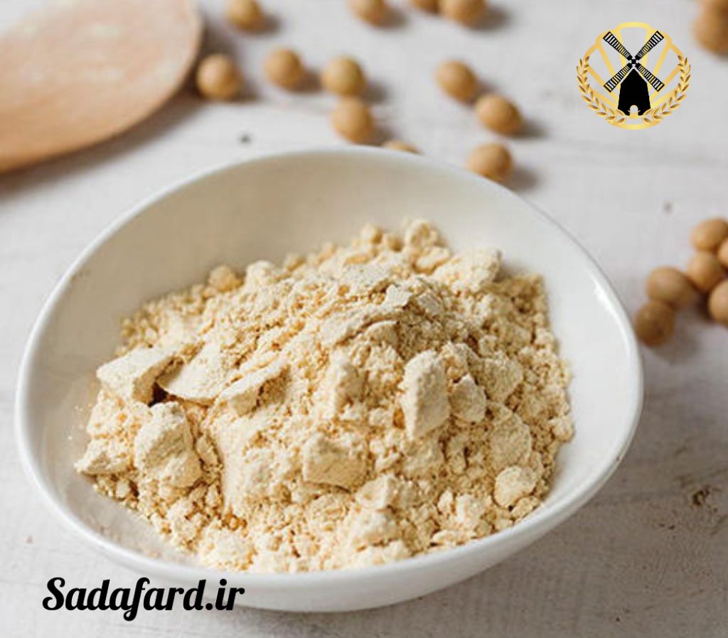 آرد سویا چیست؟ آرد سویا از دانه های گرد و مسطح سویا به دست می آید.
