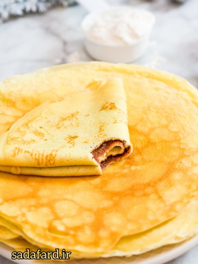 داخل کرپ شیرین را می توان با انواع مواد دلخواه میوه ها، نوتلا، پنیر و... پر کرد.