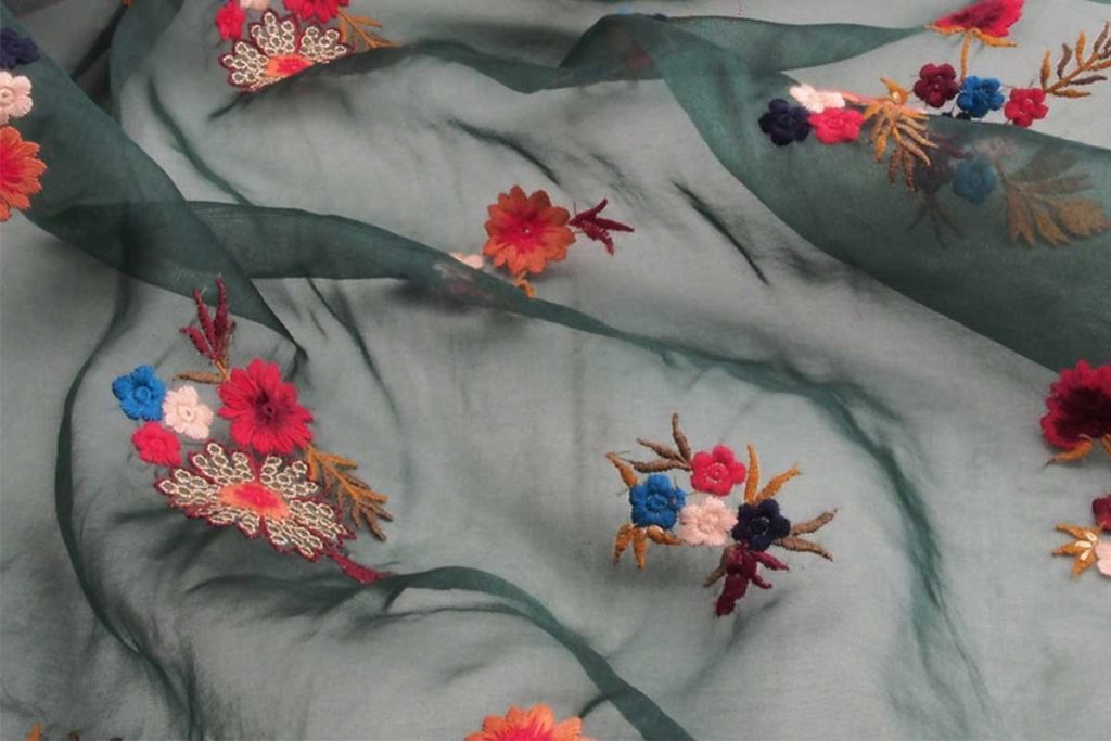 مراحل گلدوزی روی پارچه حریر