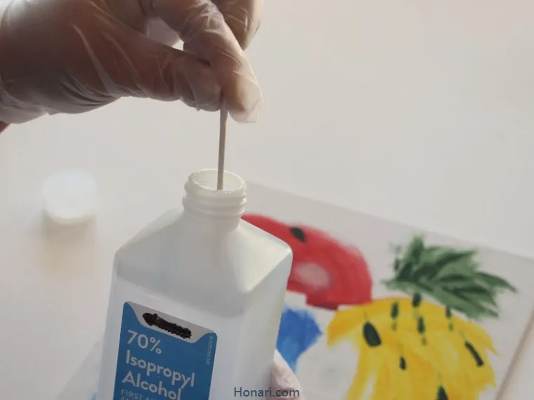 استفاده از گوش پاک کن برای حذف رنگ اکریلیک
