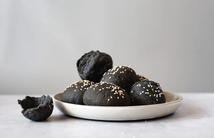 نان با استفاده از کربن فعال در آن