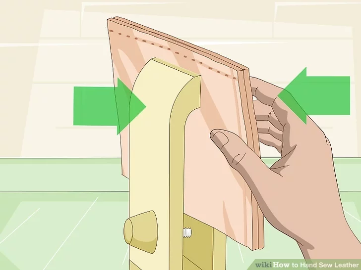 جایگذاری چرم بر روی گیره پا اسبی