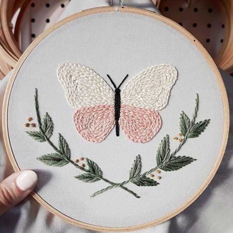 قرار دادن پارچه در کارگاه برای گلدوزی حیوانات