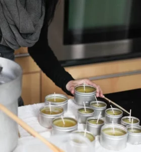 ریختن پارافین داخل ظرف