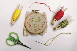 بستن پشت کارگاه گلدوزی