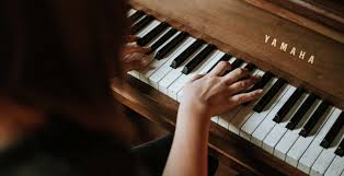 در حال نواختن پیانو 