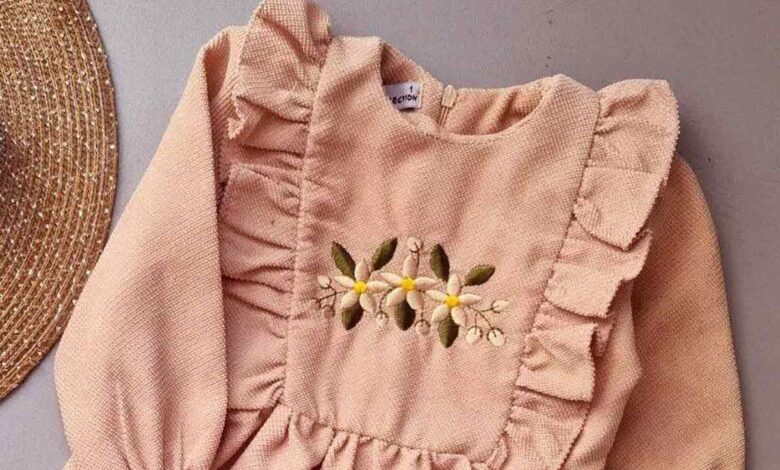 آموزش گلدوزی با دست روی لباس کودک