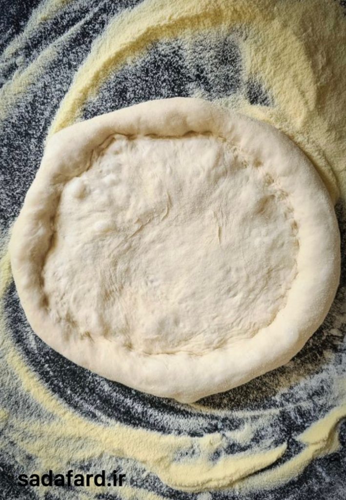 آرد سمولینا دارای دانه بندی درشت تر و رنگ زردی است و می تواند به خمیر پیتزا بافتی منحصر به فرد و طعمی غنی تر بدهد.