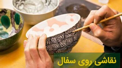 در حال نقاشی روی سفال