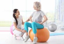 در حال انجام ورزش اصلاحی