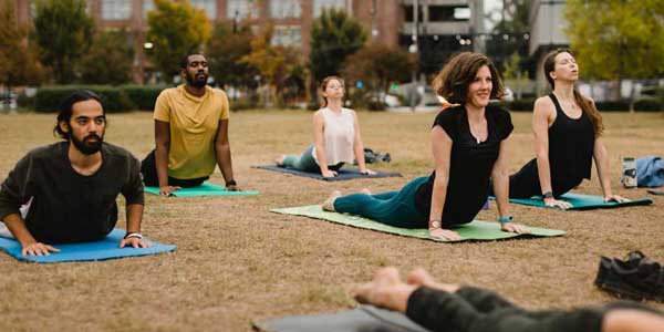 در حال تمرین یوگا به صورت جمعی