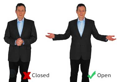 از حرکات و ژستهای باز استفاده کنید