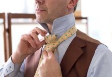 در حال بستن کراوات