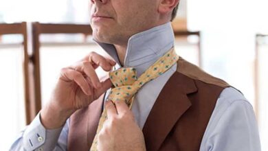 در حال بستن کراوات