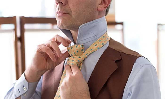 در حال بستن کراوات