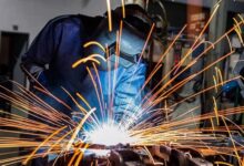 در حال جوشکاری